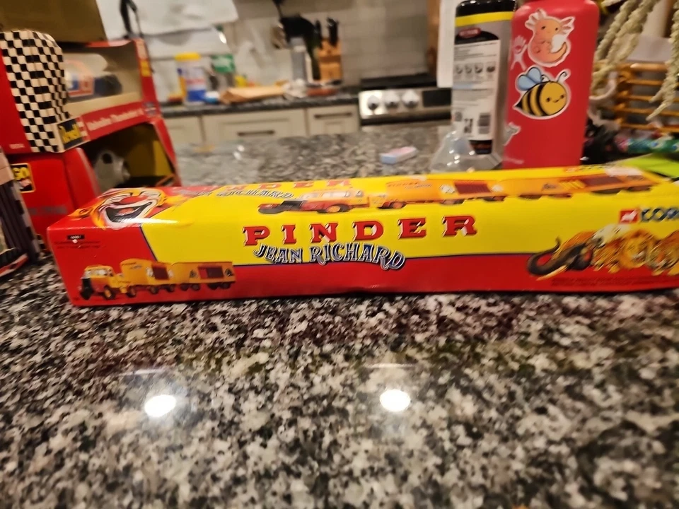 Corgi-PINDERS CIRCUS-1997 SCAMMEL HIGHWAYMAN WITH TWO CAGE TRAILERS - Image 2 of 4