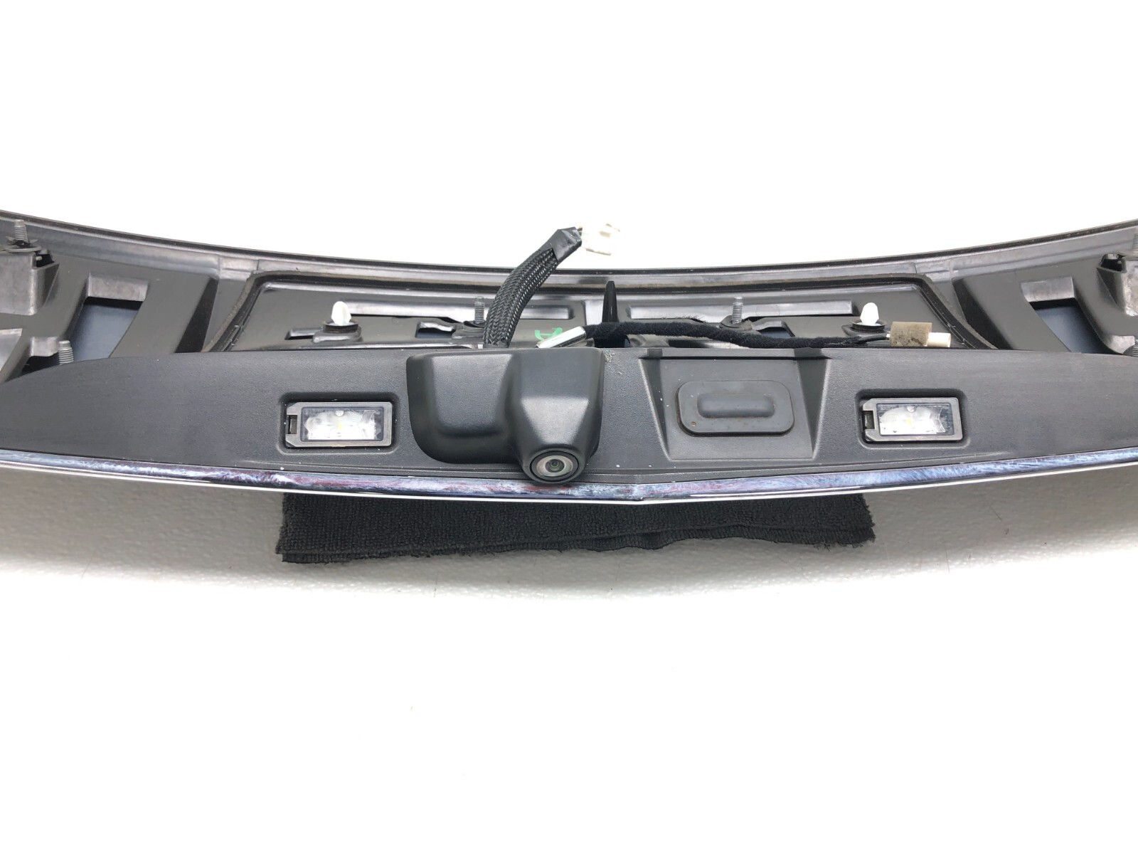 2017-2020 MASERATI LEVANTE REAR LIFTGATE SPOILER TRIM W/ CAMERA OEM 571 GRAY