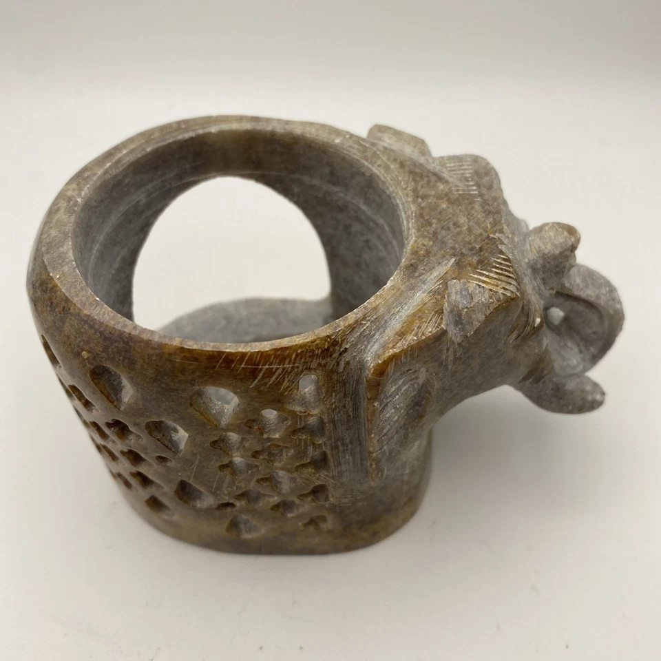Queimador de óleo intrincado esculpido à mão pedra-sabão elefante chá leve 4,25x3,5” Índia - Imagem 2 de 4