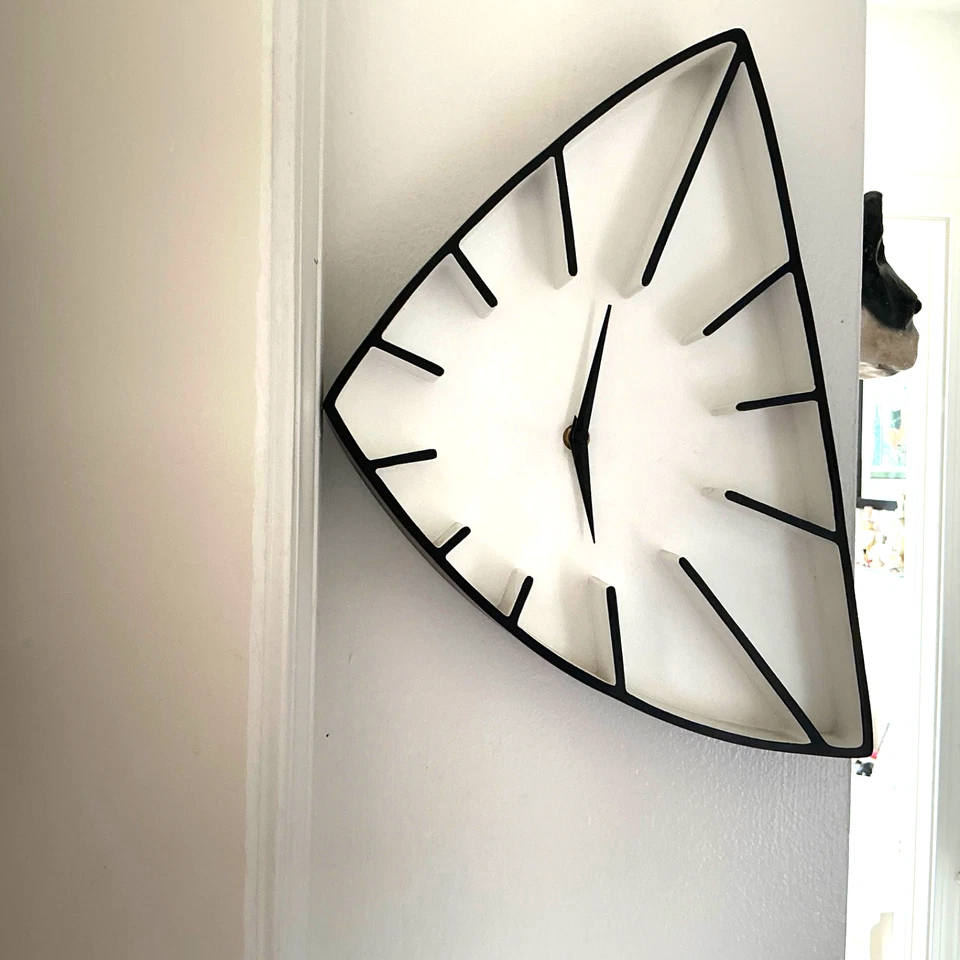 INFINITI CE MCM ATOMIC ABSTRACT SHAPE STYLE BLACK WHITE WALL/TABLE CLOCK - Image 4 of 4