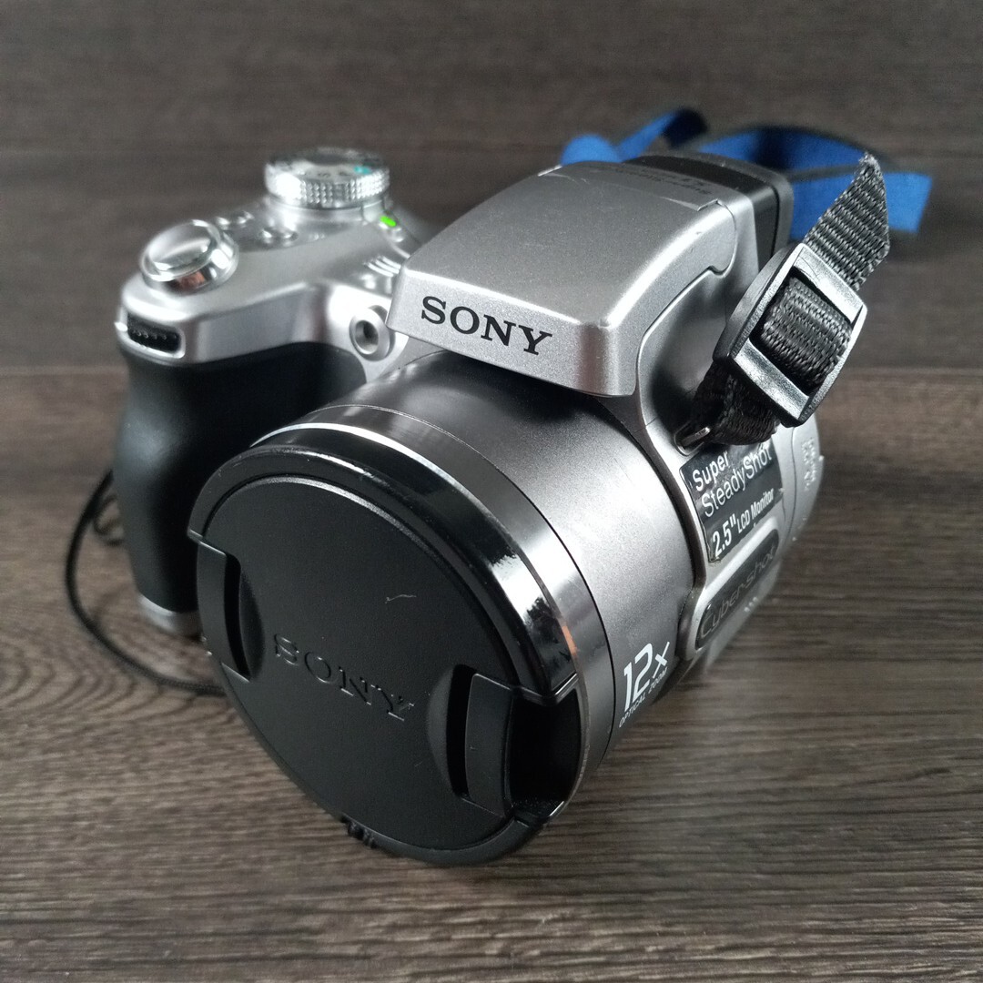 Sony Cyber-Shot DSC-H1 5.0MP Digital Camera 2x 1GB Memory Sticks