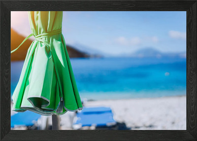 Weißer Strand mit Sonnenliegen Ein gerahmtes Wandbild Poster Leinwanddruck Bild