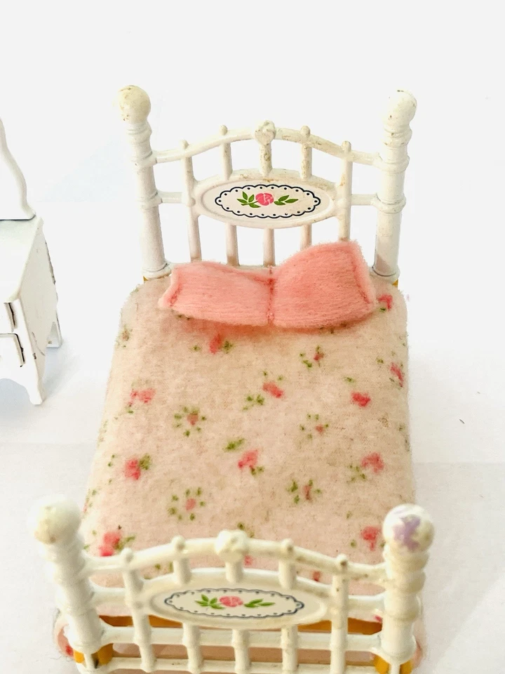 Cama y tocador/espejo floral para casa de muñecas The Littles 1980 Mattel algunas astillas Foto 4 de 4