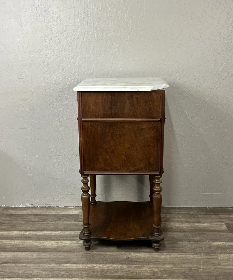 Antigua mesita de noche francesa tallada en nogal con mármol Foto 2 de 4