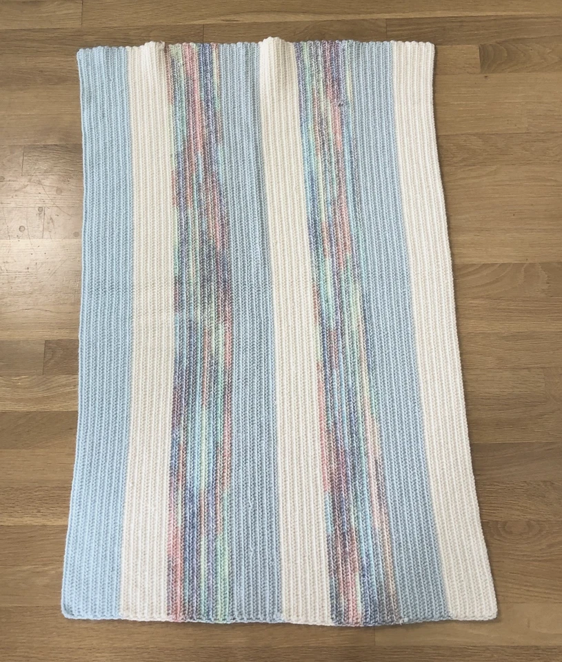 Manta bebé ganchillo a mano azul marfil crema rayas cuna suave limpieza 24" x 38" Foto 2 de 4