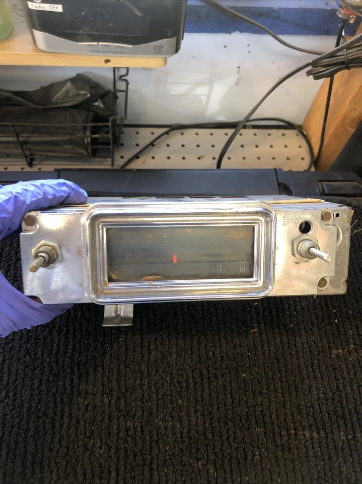 Pontiac Tempest AM 1966 o 1967 radio sintonización manual Foto 2 de 4