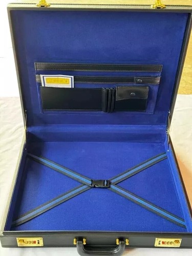 Étui Rigide Pour Tablier Maçonnique (Regalia Case) - Format Mallette - Dimensions 45,5 X 39,5 X 22,9 Cm - PVC Ou Cuir, Doublure Velours