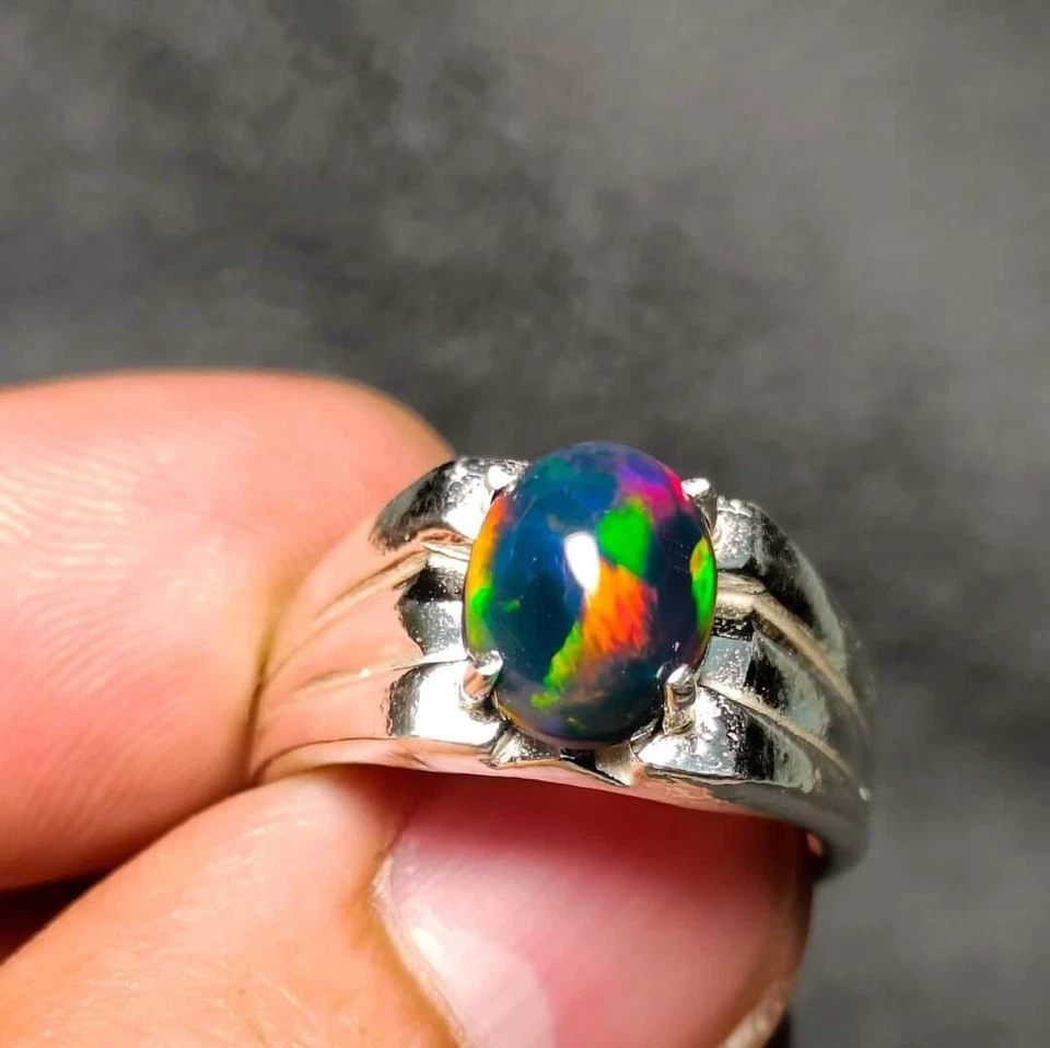 Anillo artesanal de ópalo de fuego negro natural para hombre de plata de ley 925 Foto 3 de 4