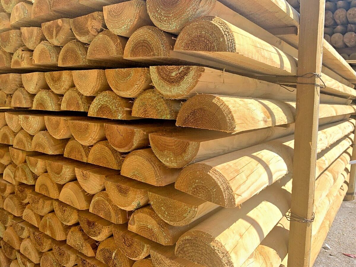 Mezzi pali in legno di pino impregnati in autoclave torniti per