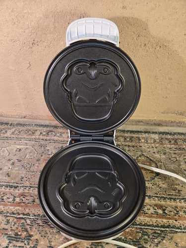 Star Wars Waffle Maker Disney, Waffle Iron, Storm Trooper Collectible - Picture 3 of 9