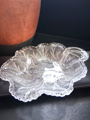 Beautiful Vintage Leaf Shaped Glass Candy/Relish/Nuts Dish MCM - 7 inches long