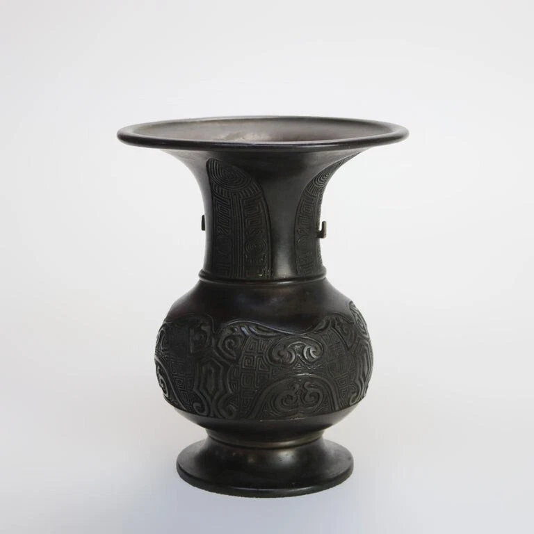 Dos jarrones antiguos japoneses de bronce de forma clásica C1910 Foto 3 de 4