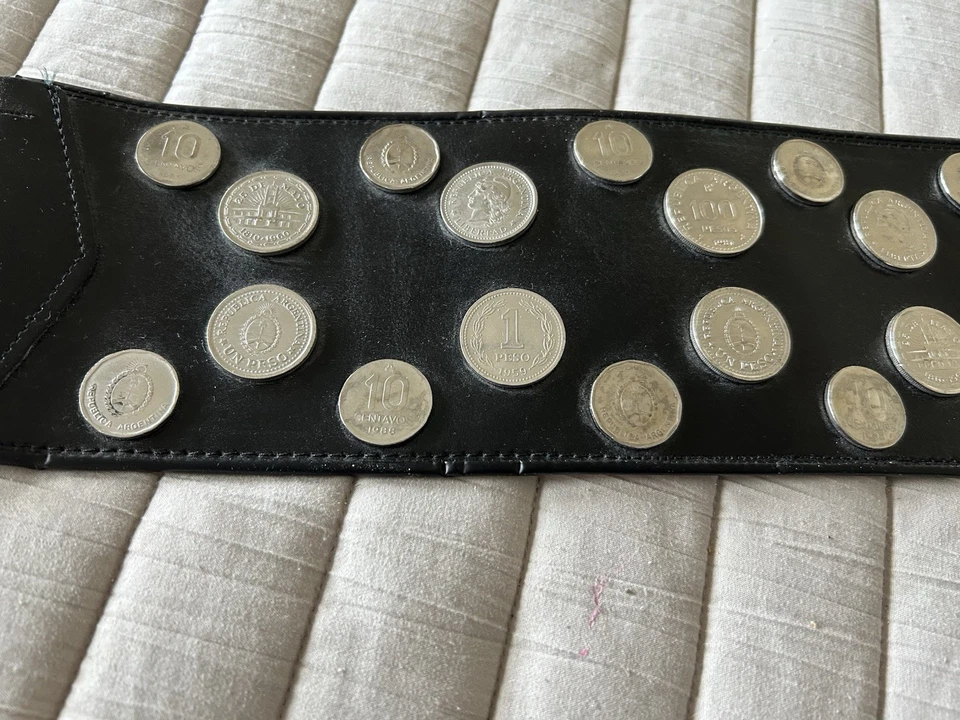 "Cinturón gaucho argentino vintage de cuero negro con detalles metálicos monedas 42""-44""" Foto 4 de 4