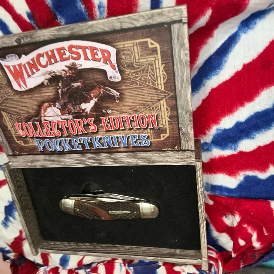 Navaja de Bolsillo Winchester Edición Coleccionista Sowbelly WN39049C Cubiertos de 3 Hojas Nueva en Caja Foto 3 de 4