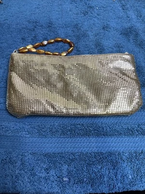 Bolso sin asas de noche Guess de malla metálica dorada con cierre de cremallera para mujer - Imagen 1 de 4