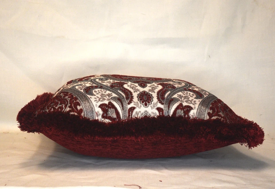 travesseiro decorativo vermelho prata branco damasco estampa chenille com franja - Imagem 2 de 2