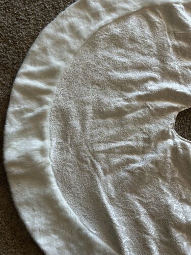 Christmas TREE SKIRT White Ivory Lace Texture Faux fur trim Pattern 46" - Picture 5 of 8
