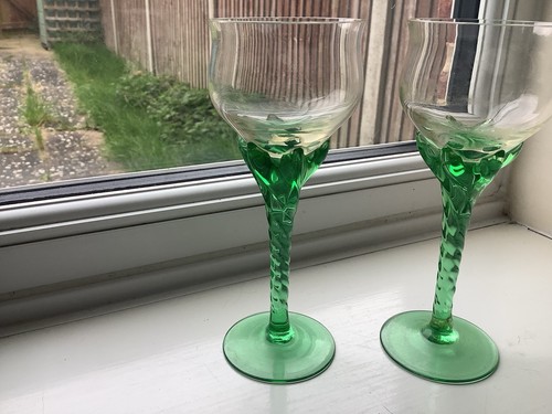 Vintage Pair Of Art Glass Emerald Green Twisted Stemmed Cordial/Liqueur Glasses - Picture 2 of 3