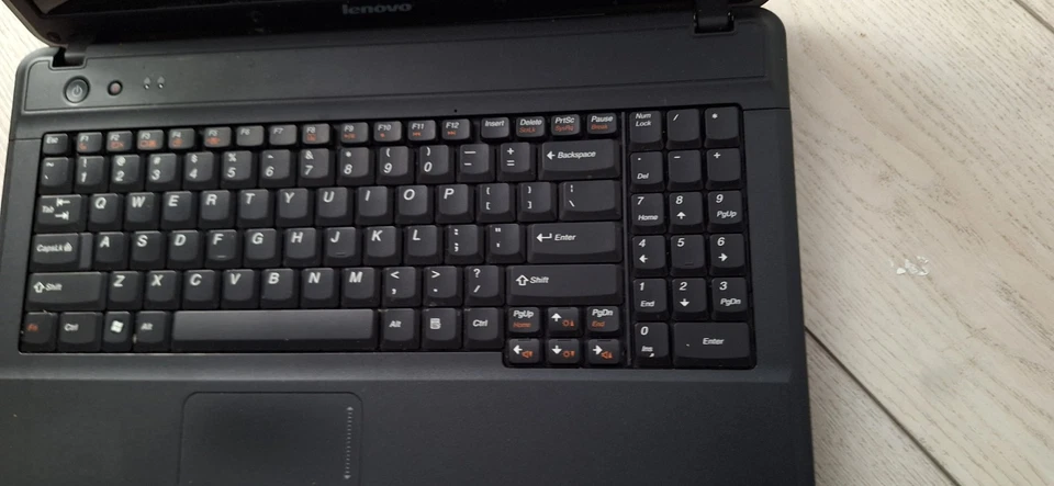 Ноутбук Lenovo G550 Intel Pentium Windows 7 Pro 15,6 дюйма без жесткого диска - Изображение 3 из 4