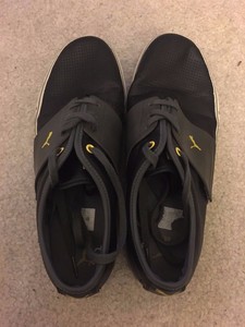 tenis puma gris con negro