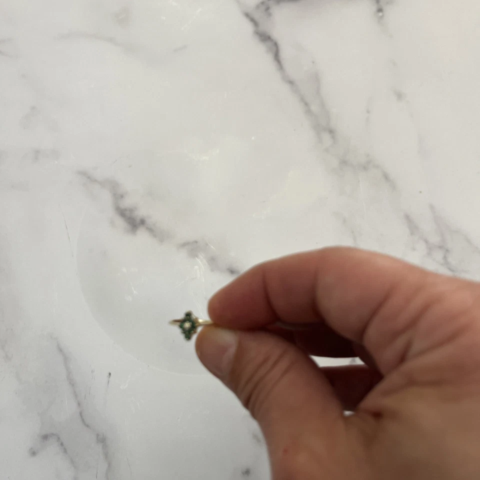 Oro amarillo de 14 K con esmeralda y diamante  Foto 2 de 4