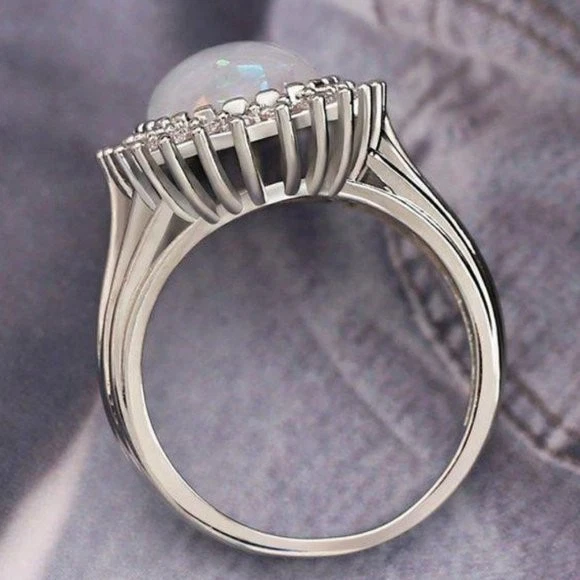 Anillo de compromiso de plata de ley 925 con diamantes de ópalo creados de corte ovalado de 5 quilates Foto 2 de 4