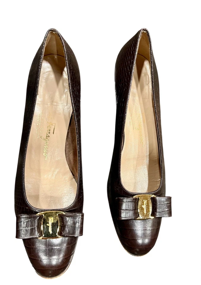 Zapatos de salón Salvatore Ferragamo Vara cocodrilo en relieve tacones marrones. Talla 9 Foto 2 de 4