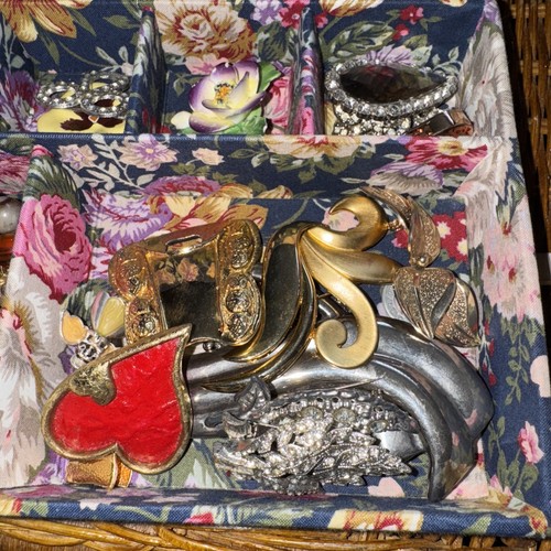 VTG FABRIC COVERED JEWELRY BOX w/Removable TRAY full Of Costume Jewelry - Picture 4 of 8
