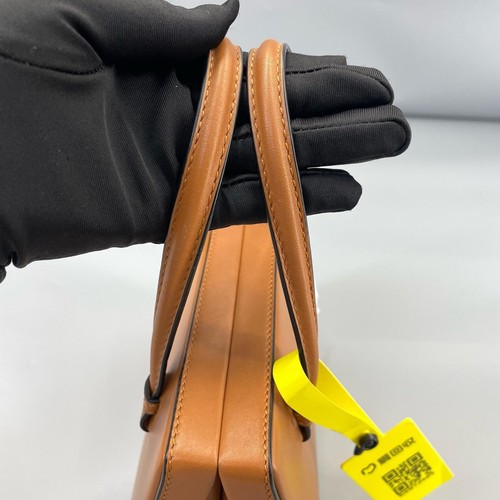 Autentica elegante borsa postale Loewe realizzata in pelle premium - Foto 18 di 24