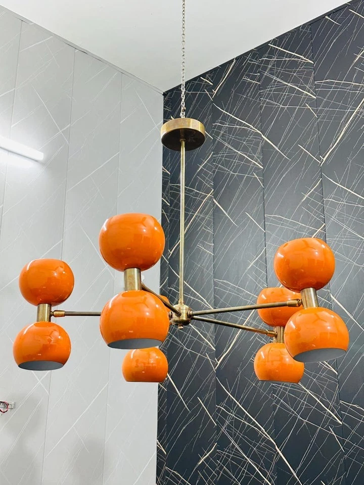 Lámpara de araña Sputnik Mid Century bola de latón y naranja artículo de decoración del hogar Foto 2 de 4