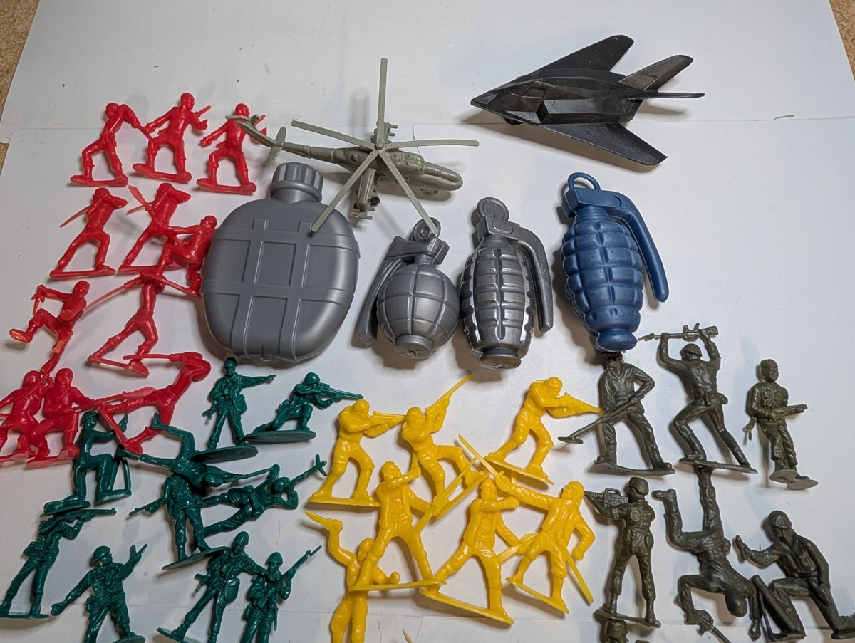 Kirari - Toy Soldiers 国内プロモ 非売品 Plastic Army Men Toy Soldiers Samurai Figures Mixed sizes colors
