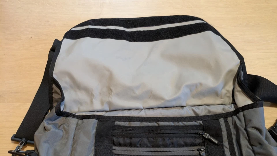 Bolsa carteiro TIMBUK2 unissex para viagem cinza/vermelha com alça transversal - Imagem 4 de 4