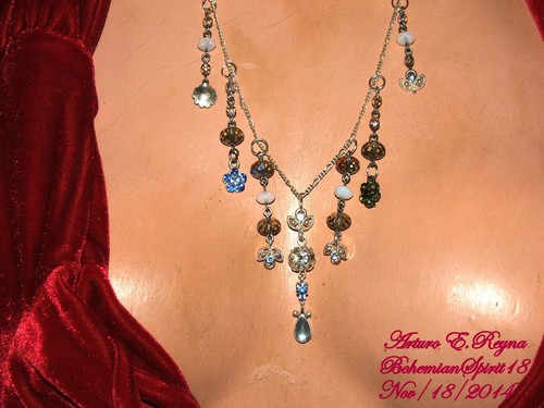 Artisan ARTURO E.REYNA OPALESCEN GLASS BEADS AUSTRIAN RHINESTONE CHARMS NECKLACE - Picture 3 of 5