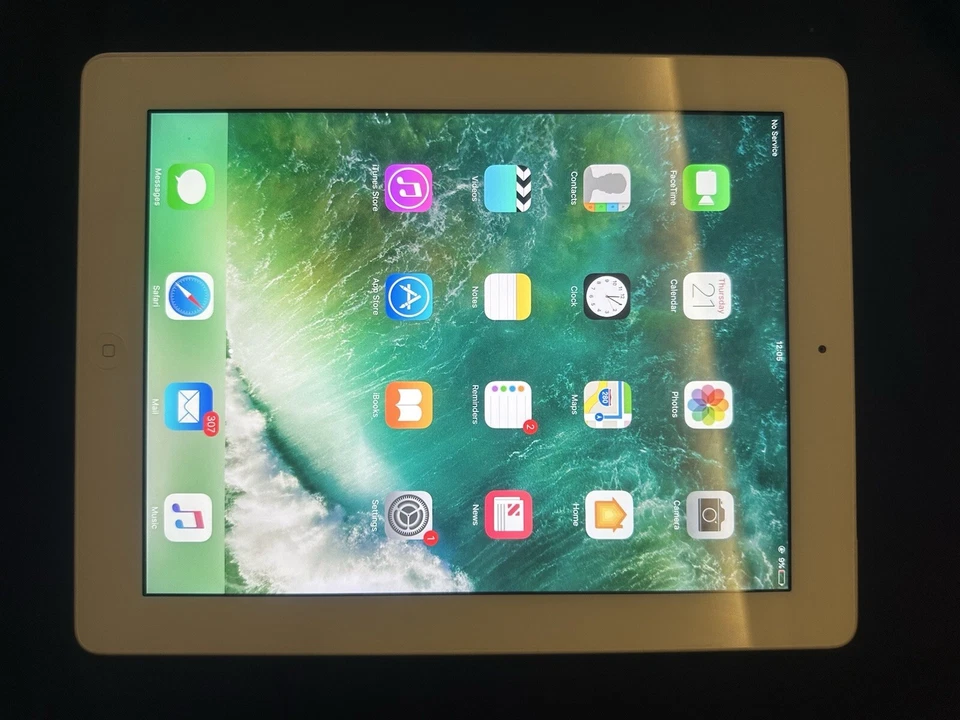 Apple iPad 2 - 16GB - White - PERFECT CONDITION - Image 3 of 4