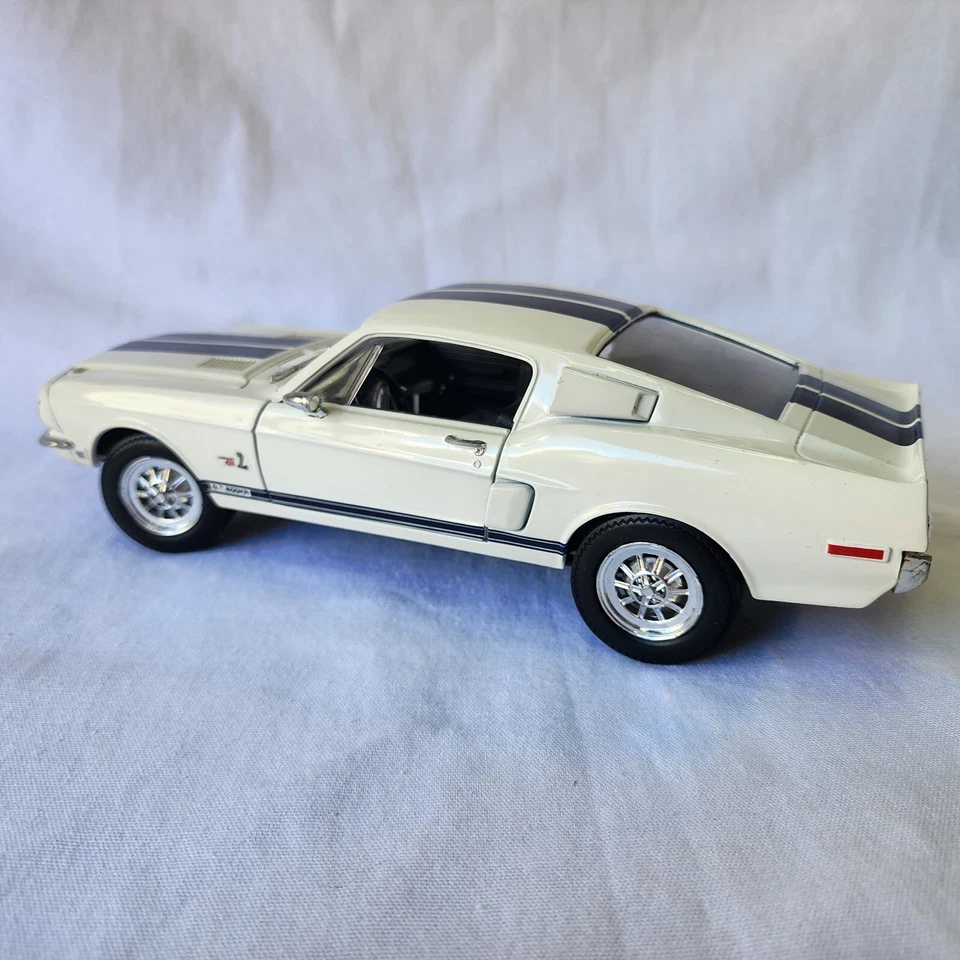 Литой белый винтажный автомобиль Ford Shelby GT 500KR 1:18 1968 Road Legends Muscle Car - Изображение 3 из 4