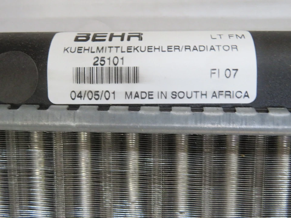 Conjunto de radiador para VW Golf y Jetta nuevo marca Behr 25101 Foto 2 de 4