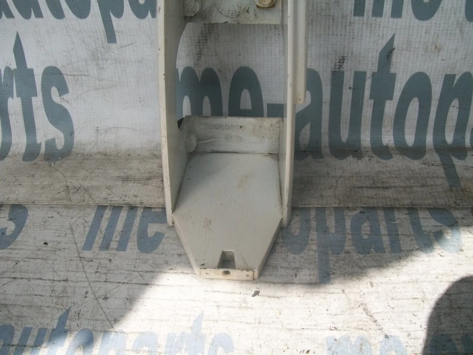 1988–1991 CADILLAC ELDORADO LEFT REAR TAIL LIGHT EXTENSION 20669995 - image 2 of 4