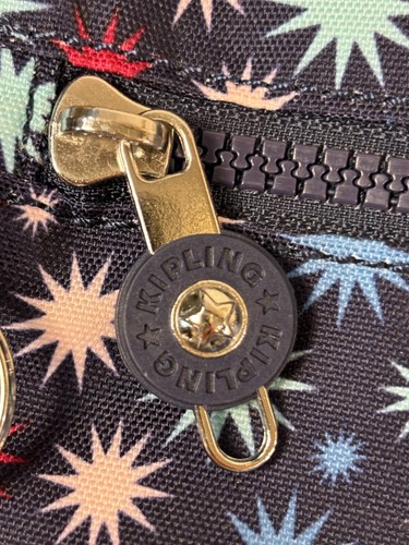 Mini Bolso de Hombro Kipling Sabian Bandolera Funky Stars Solapa Pequeña 6" x 8" Azul Marino - Imagen 20 de 22