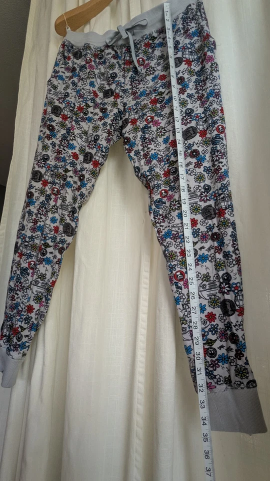 Pantalones Jogger PJ Star Wars Talla M Medianos Muy Lejanos Ditsy Vera Bradley Foto 4 de 4