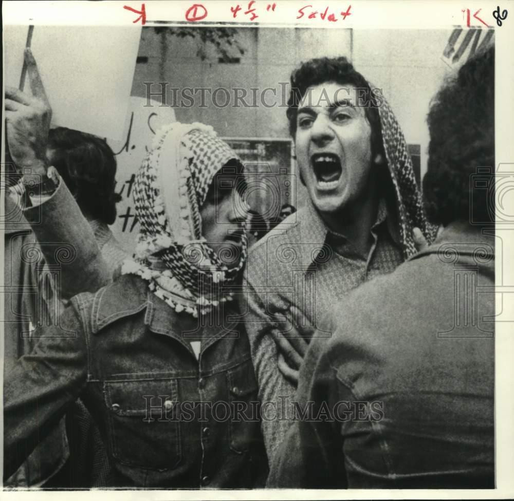 1975 Press Photo Pro-Palestinian protest Egyptian President Anwar Sadat in NY