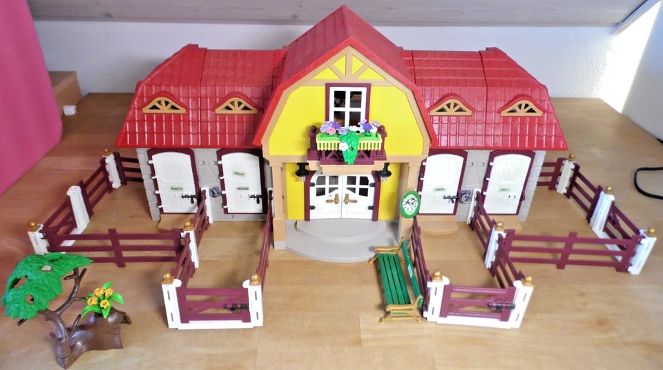 Playmobil 5221 Large Equestrian Stable with Paddocks Figures Horses Fence Feeder - Image 3 of 4