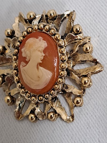 VTG Shell Cameo Brooch w/ Coral Color Background in Ornate Gold Tone Setting - Picture 4 of 5