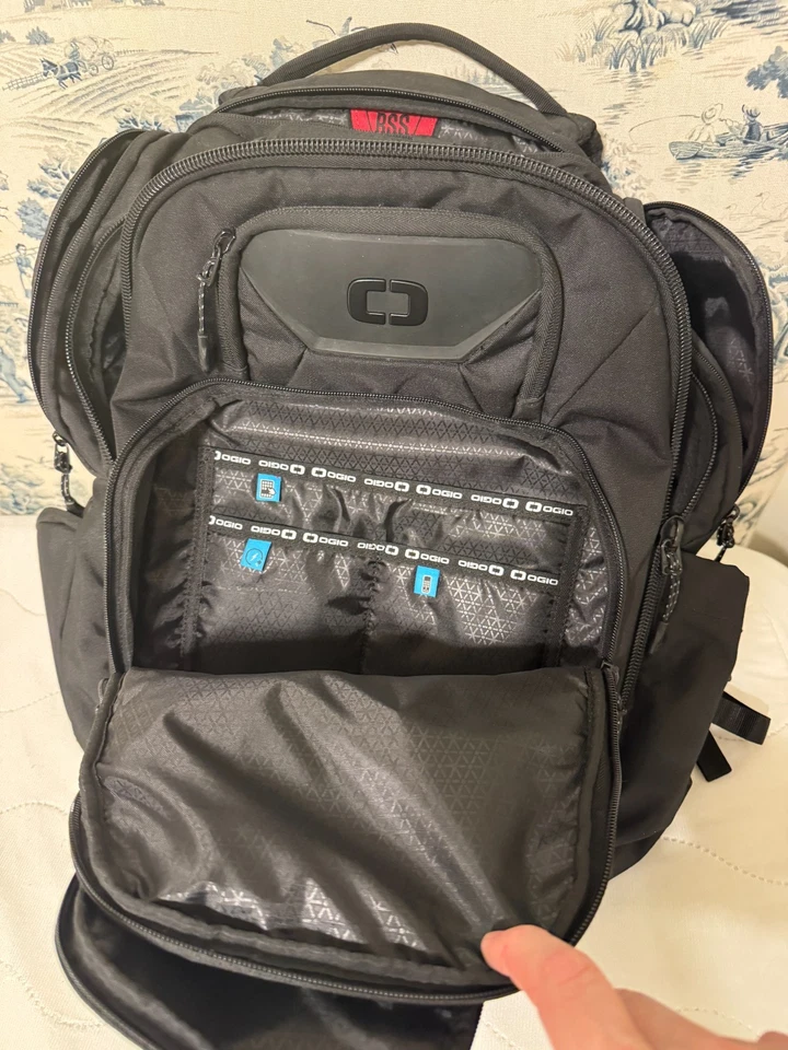 Mochila Ogio Renegade Pro Negra 25L tiene capacidad para portátil de 17" mucho almacenamiento Foto 3 de 4