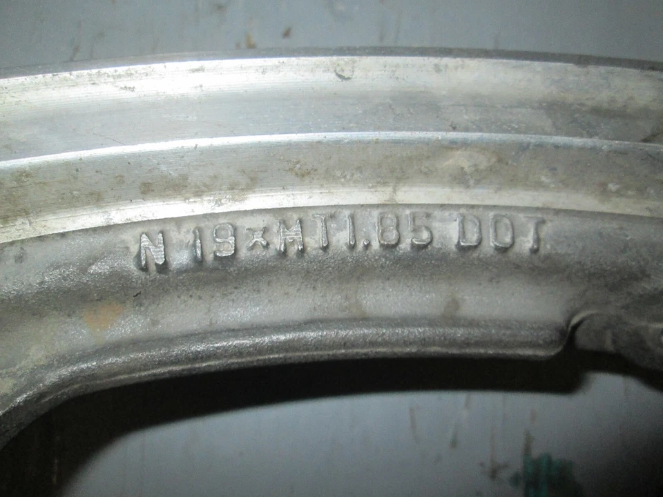 1979 - 1982 SUZUKI FRONT WHEEL 54111-45101-12U ( 119 X 1.85 ) STRAIGHT - Image 2 of 4
