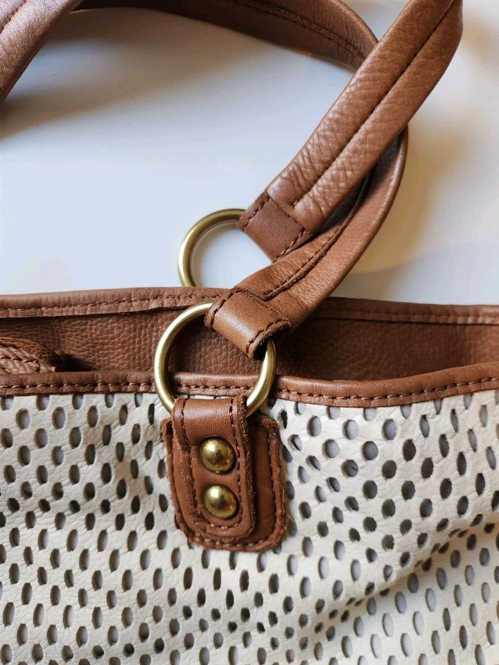 Bolso de hombro de cuero perforado Linea Pelle Dylan hecho a mano y bolso de cosméticos por Lp Foto 3 de 4