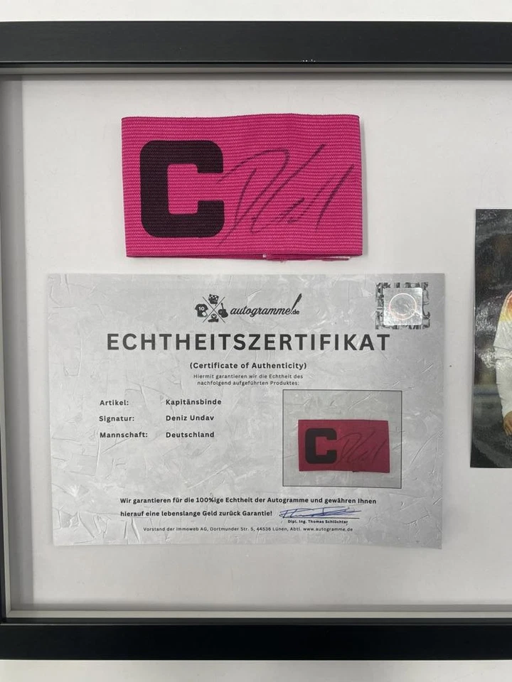 Kapitänsbinde Deniz Undav signiert im Rahmen Deutschland Fußball Autogramm - Bild 3 von 4
