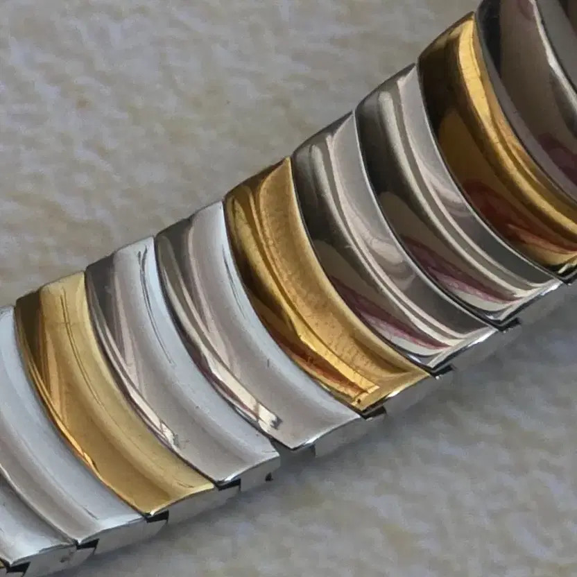 Dunhill Men's Gold-Tone Luxury Watch Swiss Made image 6