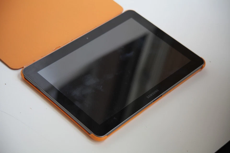 Samsung Galaxy Tab 10.1, Samsung soporte de carga/datos con salida HDMI, teclado BT Foto 2 de 4