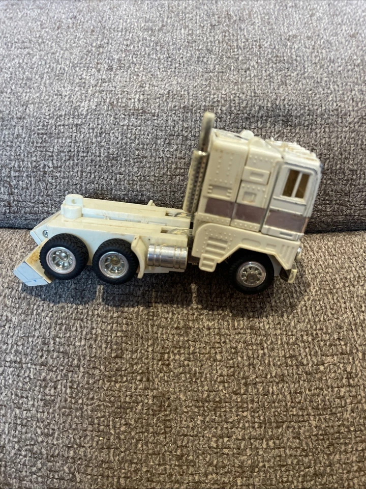 transformers g1 ultra magnus cab only rubber wheels 2 WHEELS MISSING - Image 2 of 4