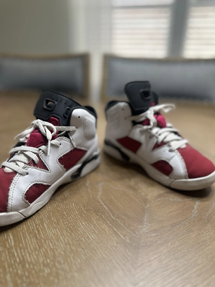Tênis Carmine retrô usado infantil tamanho 1Y Jordan 6 sem caixa - Imagem 2 de 4